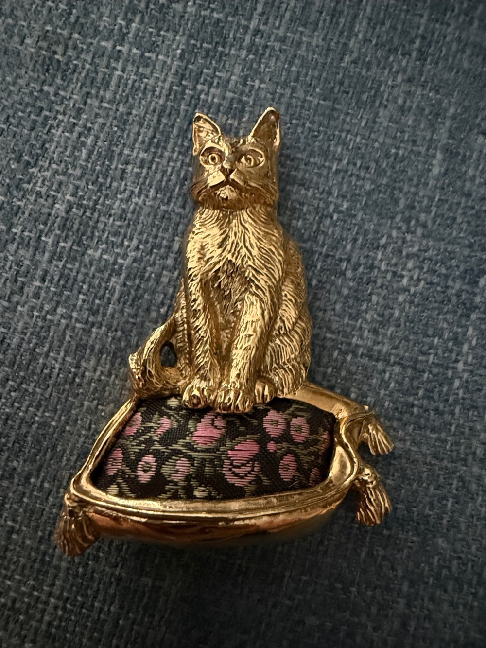 HTF Vintage 1928 Kitty Cat Sitting On Embroidered Rose Pillow Cushion Brooch Pin